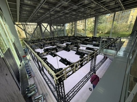 Grill de projecteurs sur structure truss installé dans un bâtiment vitré