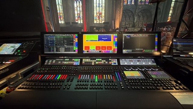Console lumière en régie lors d'un concert dans une église
