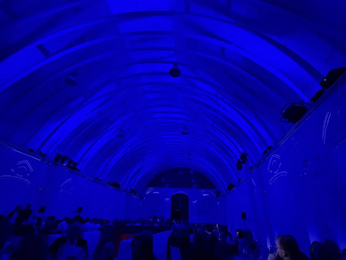 Kerkgewelf in blauw licht gezet