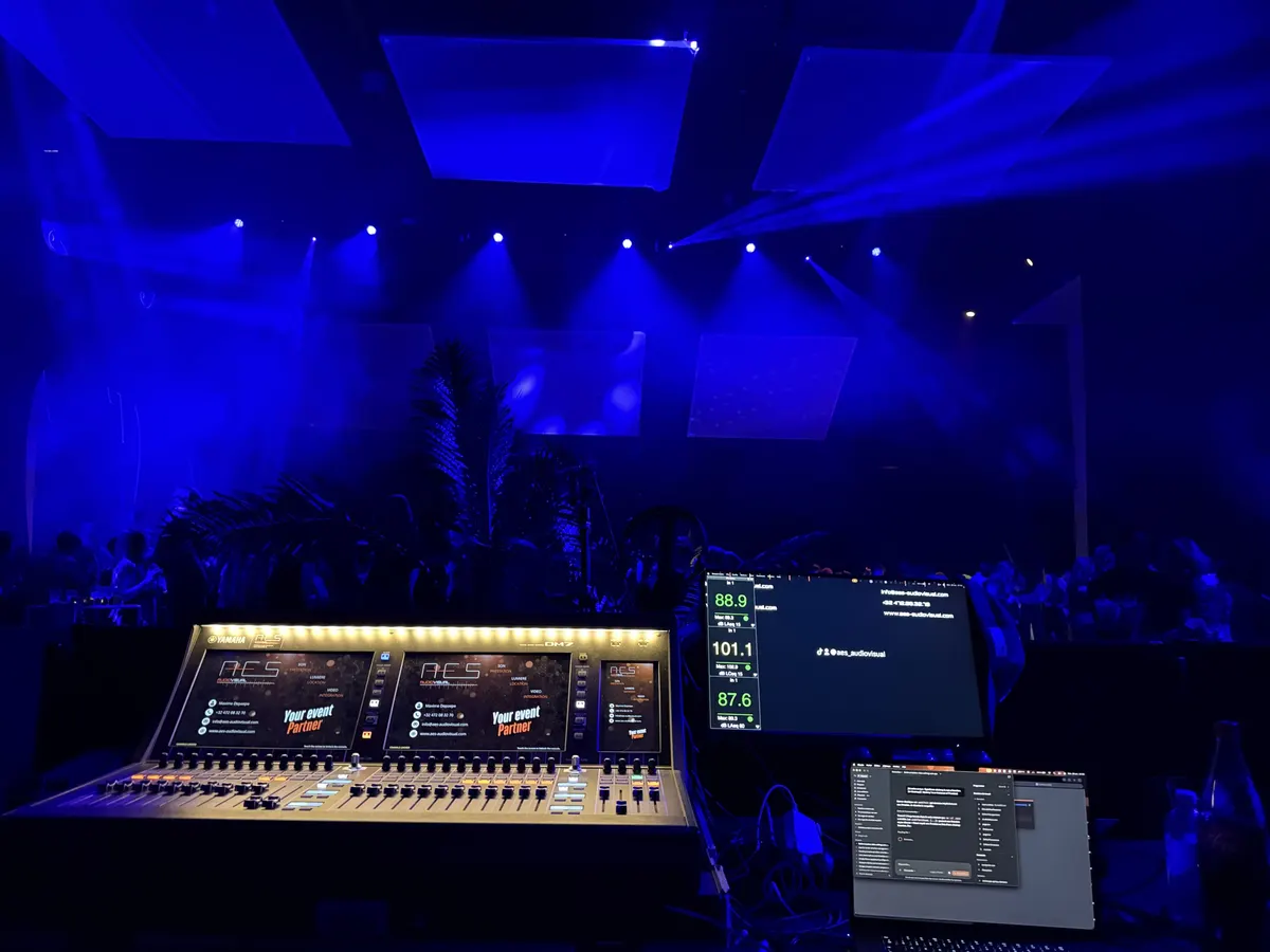 Digitale mengtafel aan de regie tegenover een concertzaal