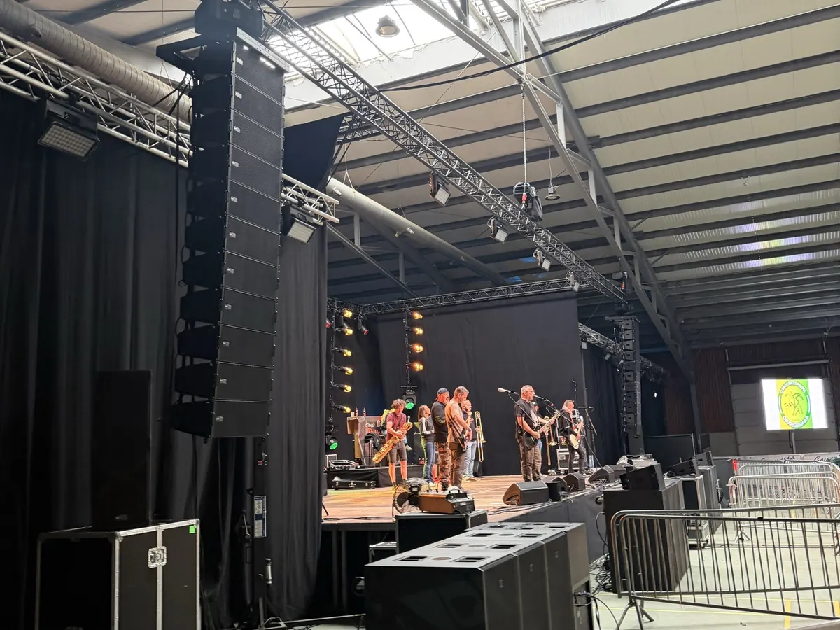 Line array opgehangen boven een podium, klaar voor het concert