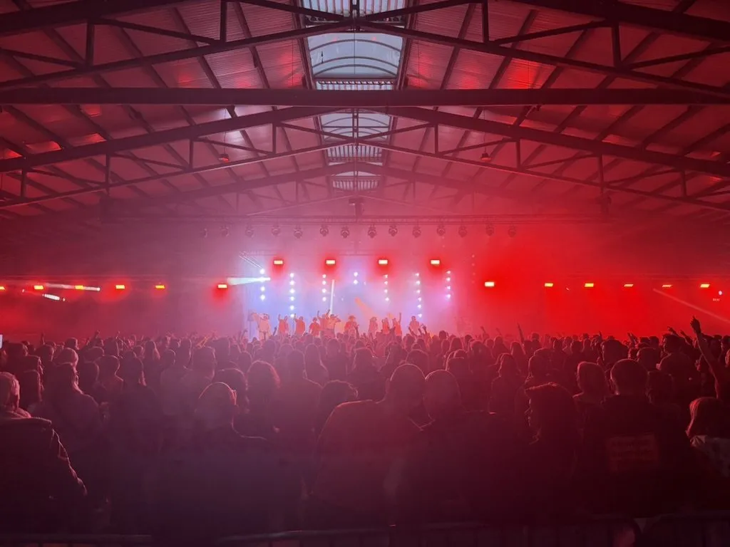 Concert in een grote zaal in rood licht